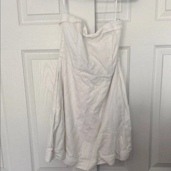 Elegant White Strapless Dress - Picture 3 of 5